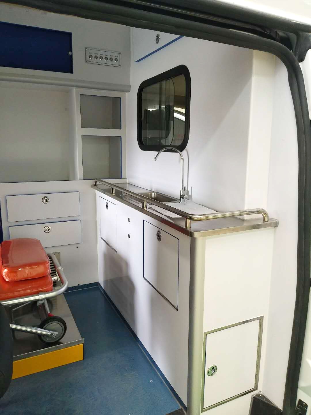 奔馳威霆救護(hù)車(chē)醫(yī)療艙