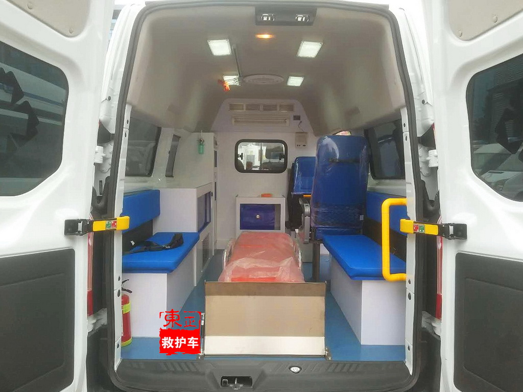 江鈴福特新全順負(fù)壓救護車監(jiān)護型內(nèi)飾1