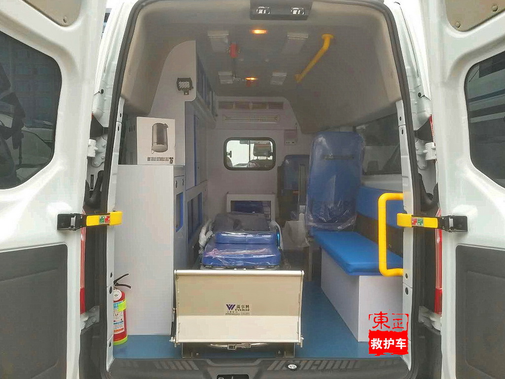江鈴福特新全順負(fù)壓救護車監(jiān)護型內(nèi)飾2